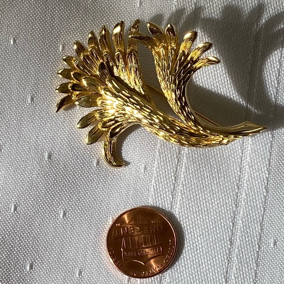Vintage Designer Vendome Flower Gold Tone Brooch Pin - Picture 15 of 16